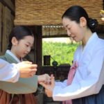 Kim Tae-yeon Instagram - 경성크리처 🍀 따뜻한 성심엄마와 어린채옥이.... 💕 친절하고 자상하셨던 정동윤 감독님과....👍 . . #강말금 배우님 #함께해서행복했습니다 🙇‍♀️ @kangmalgeum 💗 . #경성크리처 🩷🩷🩷 #넷플릭스 #netflix #박서준 #한소희 #강말금 #김태연 #한소희아역 #어린채옥