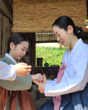 Kim Tae-yeon Instagram - 경성크리처 🍀

따뜻한 성심엄마와 어린채옥이.... 💕
친절하고 자상하셨던 정동윤 감독님과....👍

.

.

#강말금 배우님
#함께해서행복했습니다 🙇‍♀️
@kangmalgeum 💗

 .

#경성크리처 🩷🩷🩷
#넷플릭스 #netflix
#박서준 #한소희 #강말금 #김태연
#한소희아역 #어린채옥