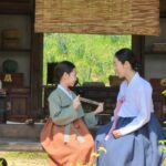 Kim Tae-yeon Instagram - 경성크리처 🍀 따뜻한 성심엄마와 어린채옥이.... 💕 친절하고 자상하셨던 정동윤 감독님과....👍 . . #강말금 배우님 #함께해서행복했습니다 🙇‍♀️ @kangmalgeum 💗 . #경성크리처 🩷🩷🩷 #넷플릭스 #netflix #박서준 #한소희 #강말금 #김태연 #한소희아역 #어린채옥
