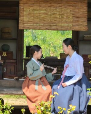 Kim Tae-yeon Instagram - 경성크리처 🍀

따뜻한 성심엄마와 어린채옥이.... 💕
친절하고 자상하셨던 정동윤 감독님과....👍

.

.

#강말금 배우님
#함께해서행복했습니다 🙇‍♀️
@kangmalgeum 💗

 .

#경성크리처 🩷🩷🩷
#넷플릭스 #netflix
#박서준 #한소희 #강말금 #김태연
#한소희아역 #어린채옥