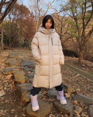 Kim Tae-yeon Instagram - #제품협찬 

@ng_apparel.kids 🍀
#내셔널지오그래픽키즈 
#내셔널지오그래픽

.

내셔널지오그래픽 시그니처 롱패딩 🤍
R.D.S 인증 구스다운 충전재 사용으로 더욱더
따뜻해지고, 가벼워졌어요~ 👍

부드러운 기모안감에  추운겨울 발을 더더더~ 따뜻하게 해주는 패딩 방한부츠💜
올겨울 너무 따뜻할거 같아용 ☃️🤍
.

#키즈롱패딩 #키즈패딩
#여아패딩 #남아패딩 #주니어패딩
#키즈신발 #키즈방한화 #여아신발 #남아신발
#키즈겨울패셩 #키즈겨울아이템
#키즈옷 #키즈코디 #주니어옷