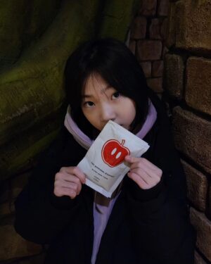 Kim Tae-yeon Instagram - 태연양 🫶

.

@applejops 🍎

신나게 놀다가 뛰어와서
달콤하게 #사과잡스 ❤️❤️❤️
#사과즙
