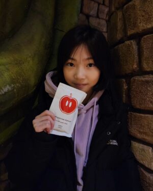 Kim Tae-yeon Instagram - 태연양 🫶

.

@applejops 🍎

신나게 놀다가 뛰어와서
달콤하게 #사과잡스 ❤️❤️❤️
#사과즙