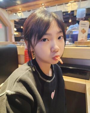 Kim Tae-yeon Instagram - 태연양 💜

.

#귀엽네 ㅋㅋ
#새우초밥 🍣 
#초밥러버 🫶