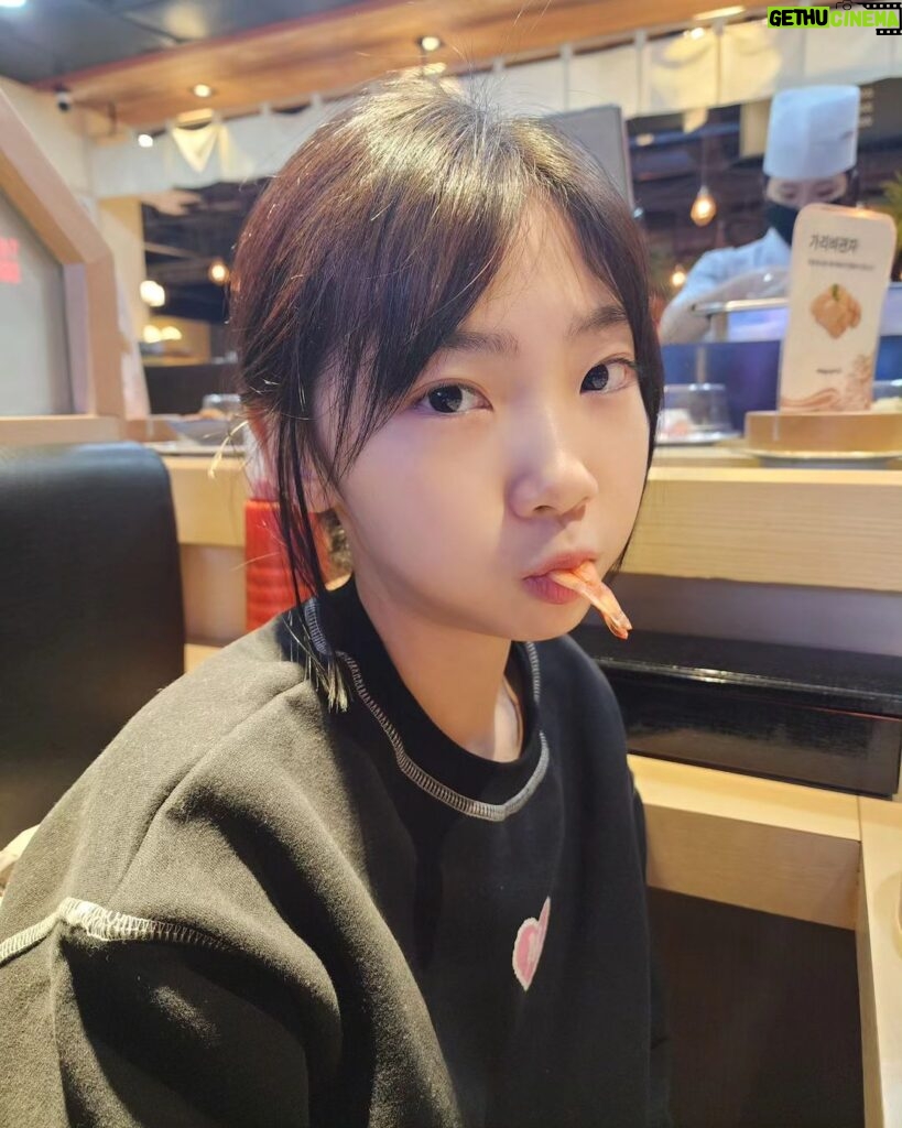 Kim Tae-yeon Instagram - 태연양 💜 . #귀엽네 ㅋㅋ #새우초밥 🍣 #초밥러버 🫶