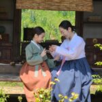 Kim Tae-yeon Instagram - 경성크리처 🍀 따뜻한 성심엄마와 어린채옥이.... 💕 친절하고 자상하셨던 정동윤 감독님과....👍 . . #강말금 배우님 #함께해서행복했습니다 🙇‍♀️ @kangmalgeum 💗 . #경성크리처 🩷🩷🩷 #넷플릭스 #netflix #박서준 #한소희 #강말금 #김태연 #한소희아역 #어린채옥