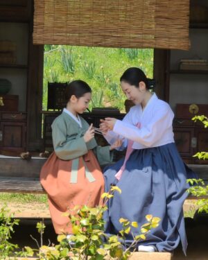 Kim Tae-yeon Instagram - 경성크리처 🍀

따뜻한 성심엄마와 어린채옥이.... 💕
친절하고 자상하셨던 정동윤 감독님과....👍

.

.

#강말금 배우님
#함께해서행복했습니다 🙇‍♀️
@kangmalgeum 💗

 .

#경성크리처 🩷🩷🩷
#넷플릭스 #netflix
#박서준 #한소희 #강말금 #김태연
#한소희아역 #어린채옥