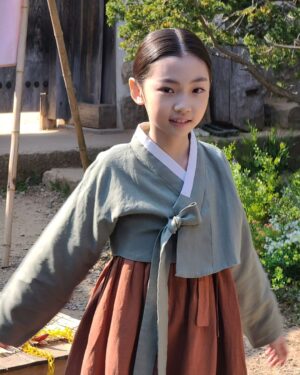 Kim Tae-yeon Instagram - #어린채옥 💜
#경성크리처 #netflix

#넘나즐거웠던 🫶
#5대5가르마
#좋아요 ❤️

#경성크리처시즌1 👍
#넷플릭스 #netflix
@netflixkr 
#박서준 #한소희 💕

#한소희아역 #김태연 #아역배우