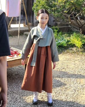 Kim Tae-yeon Instagram - #어린채옥 💜
#경성크리처 #netflix

#넘나즐거웠던 🫶
#5대5가르마
#좋아요 ❤️

#경성크리처시즌1 👍
#넷플릭스 #netflix
@netflixkr 
#박서준 #한소희 💕

#한소희아역 #김태연 #아역배우