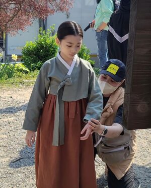 Kim Tae-yeon Instagram - #어린채옥 💜
#경성크리처 #netflix

#넘나즐거웠던 🫶
#5대5가르마
#좋아요 ❤️

#경성크리처시즌1 👍
#넷플릭스 #netflix
@netflixkr 
#박서준 #한소희 💕

#한소희아역 #김태연 #아역배우
