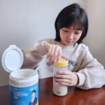 Kim Tae-yeon Instagram - #유료광고 @drinae_official 🐰 . 우리 아이 성장하는 시간!!🩷 아이클타임에서 프로틴 단백질 칼슘이 나왔어요✌️ (아이클타임 단백질) 밥 잘안먹는 울 막둥이부터 단백질과, 근육과 뼈 건강을 위한 영양밸런스 칼슘, 마그네슘, 비타민D가득한 아이클타임 단백질로 하루한잔씩 꾸준히 먹여봐야겠어요^^ 달콤한 곡물맛이라서 맛있다고 잘먹네요 ㅎㅎ👍 . #어린이단백질 #어린이프로틴 #아이클타임단백질 #초등학생단백질 #청소년단백질 #초등학생프로틴 #밥안먹는아이 #초유단백질 #산양유단백질 #맛있는단백질 #청소년영양제 #두드림 #아이클타임단백질 #성장기어린이필수품