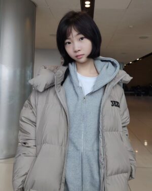 Kim Tae-yeon Instagram - 태연양 💜
#멍 .................................ㅋ

.

#늦잠자서 ......ㅜ
#후다닥 💨 
#출발 ✌️