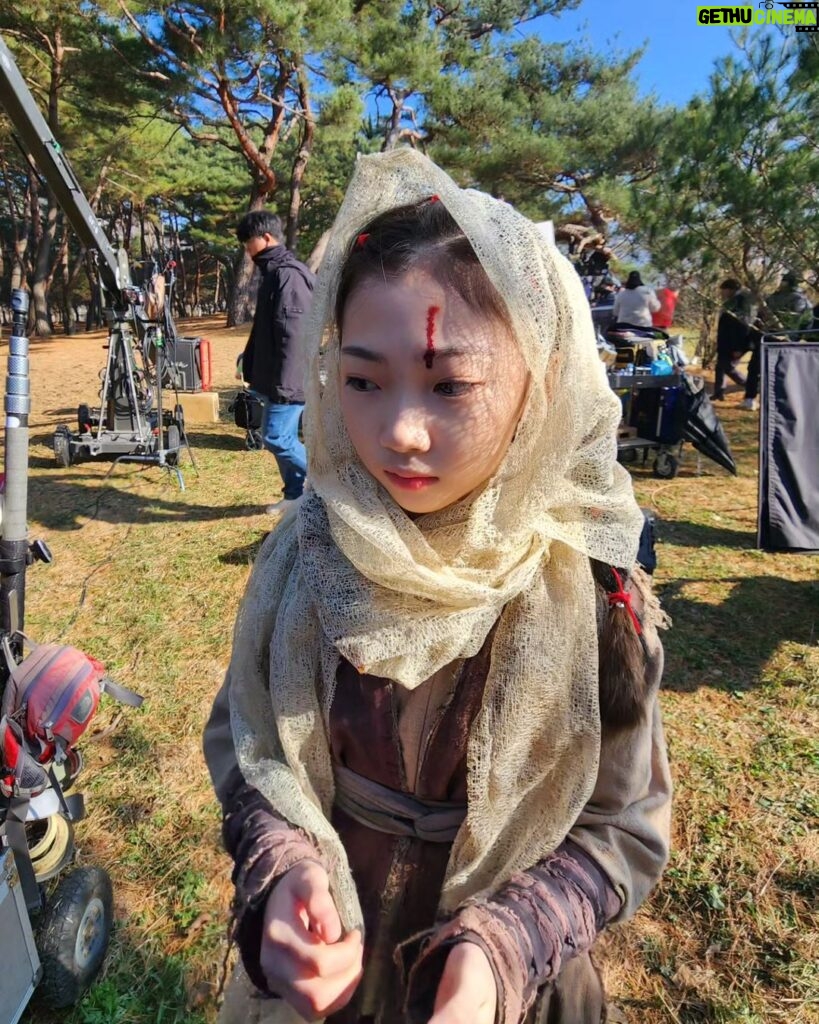 Kim Tae-yeon Instagram - 태연양 💜 . . . #안개보소 ☁️ 아침일찍 부은얼굴로 준비했던 ㅋㅋ 앞머리 어디갔냐며 징징대던 태연양 😊👋 #아역배우 #김태연 ✌️