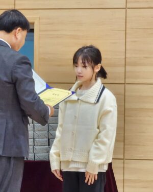 Kim Tae-yeon Instagram - 태연양 💜

#졸업 !!!!!!!!!!!

.

.

#졸업축하해 🎓
#사랑해딸래미 🩷🩷🩷