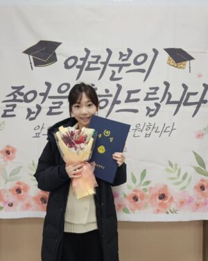 Kim Tae-yeon Instagram - 태연양 💜

#졸업 !!!!!!!!!!!

.

.

#졸업축하해 🎓
#사랑해딸래미 🩷🩷🩷