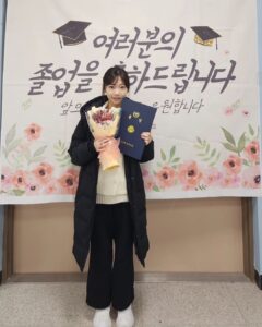 Kim Tae-yeon Instagram - 태연양 💜 #졸업 !!!!!!!!!!! . . #졸업축하해 🎓 #사랑해딸래미 🩷🩷🩷