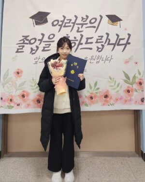 Kim Tae-yeon Instagram - 태연양 💜

#졸업 !!!!!!!!!!!

.

.

#졸업축하해 🎓
#사랑해딸래미 🩷🩷🩷