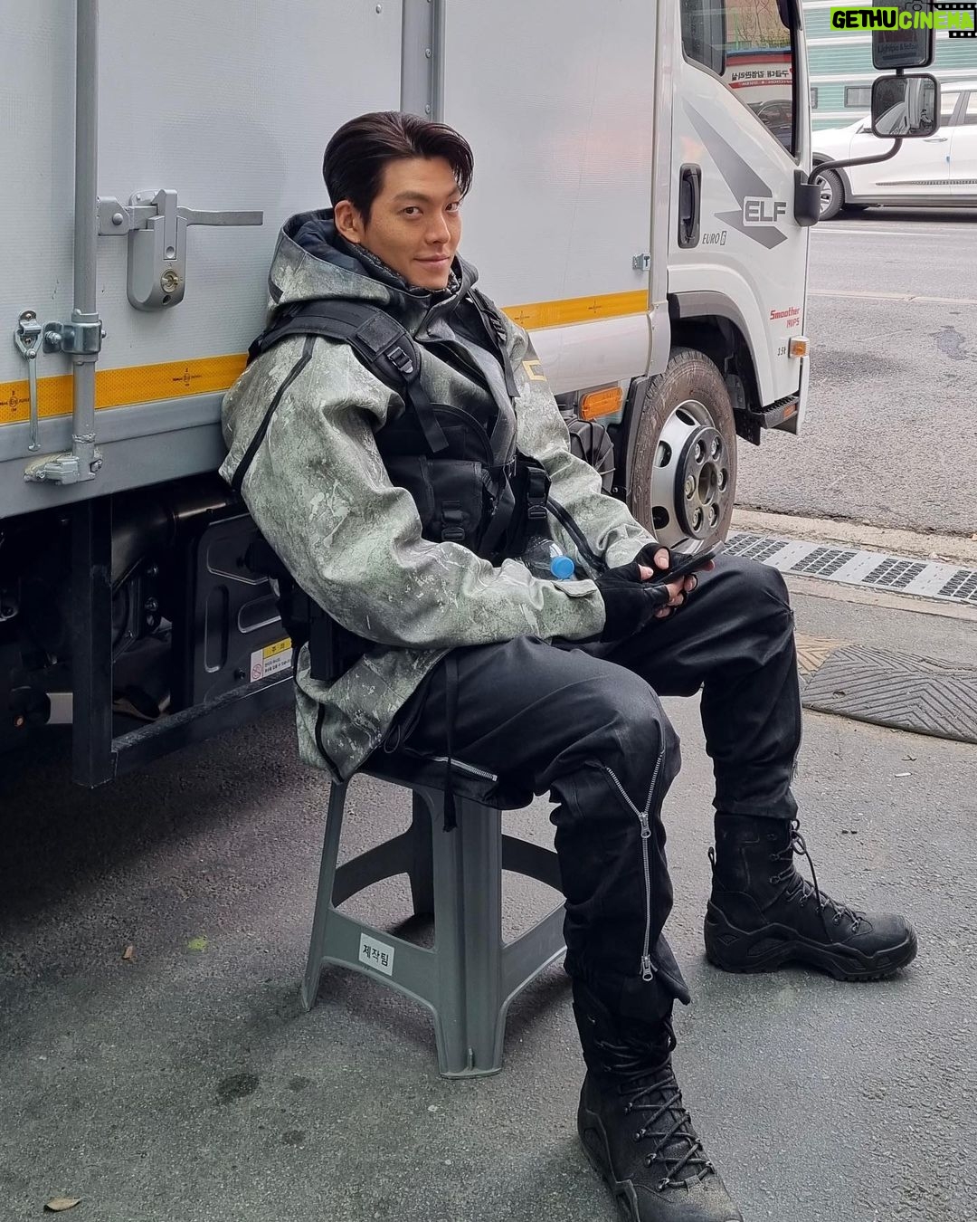Kim Woo-bin Instagram - D-6 택배기사⚡️ @netflix @netflixkr #택배기사 #Blackknight