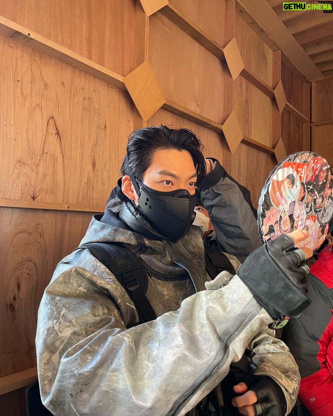 Kim Woo-bin Instagram - D-6 택배기사⚡️ @netflix @netflixkr #택배기사 #Blackknight