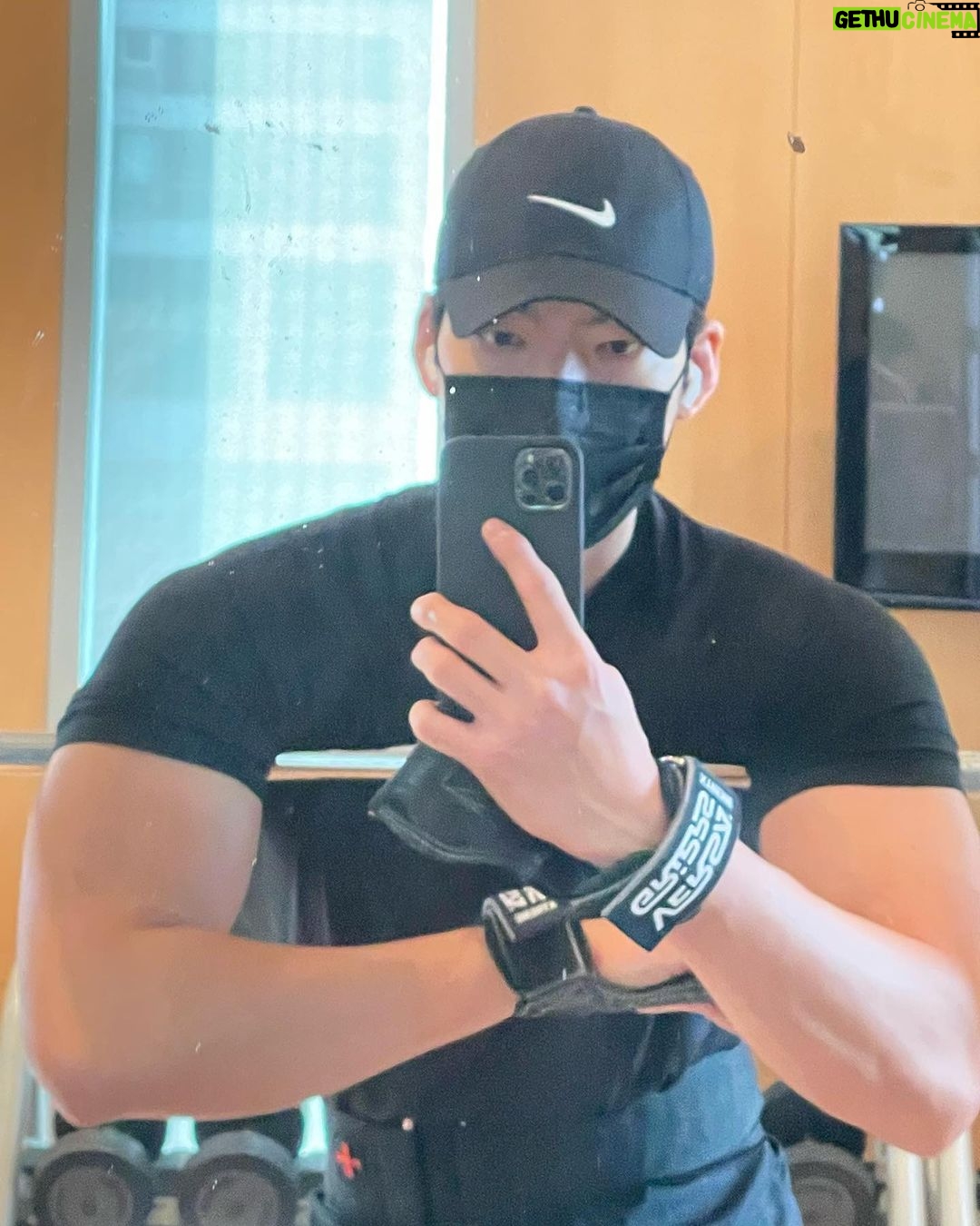 Kim Woo-bin Instagram - D-6 택배기사⚡️ @netflix @netflixkr #택배기사 #Blackknight