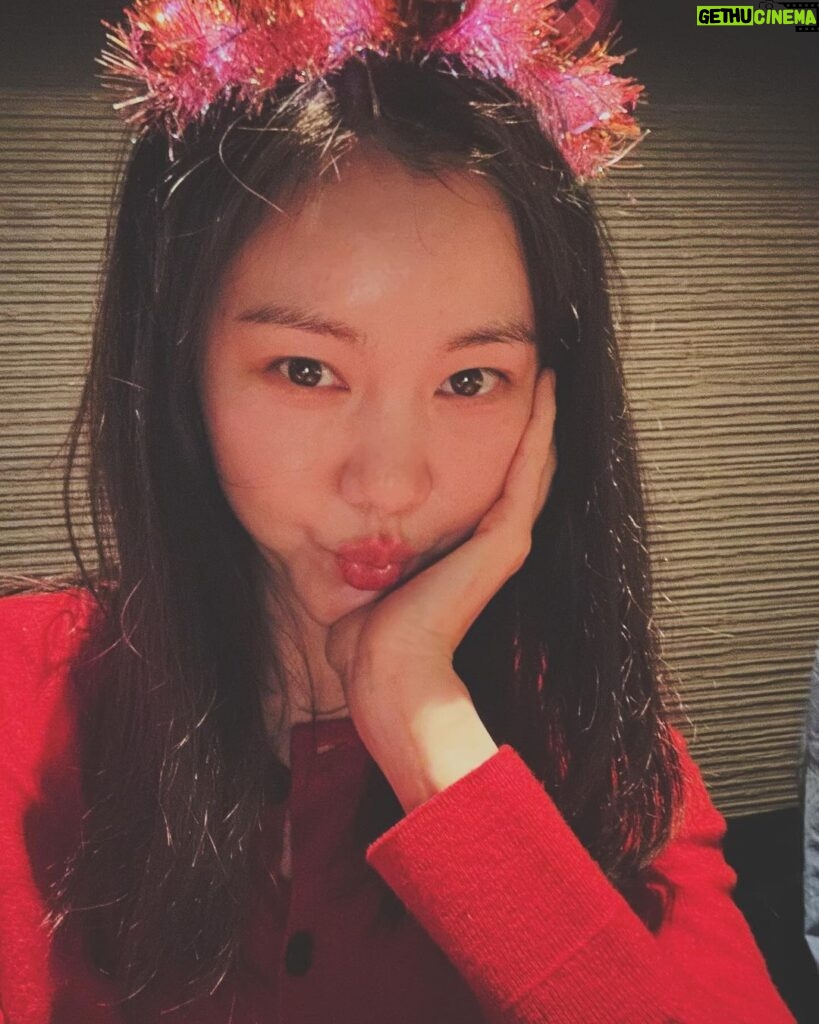 Kim Ye-won Instagram - Happy December with LOVE👸🏼 내게 늘 선물같은 사람들과 너무 고맙고 행복했던 시간. 따뜻한 겨울이다 ⛄🎂