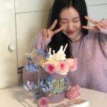 Kim Ye-won Instagram - 어디까지 놀래킬거야 :)💜 조금 늦은 사진이에요. 너무 아름다워서 깜짝 놀란 케이크와 정성어린 마음들이 담긴 선물들, 편지들, 케이스를 빼다가 조금 지워졌지만 ‘별보다 빛나는 오늘, 그보다 빛나는 예원’ 문구도 잘 전달 받았어요. 더욱 그런 사람이 될수 있도록 노력할게~ 늘 곁에 있어주는 나의 따뜻한 사람들 예브리원 많이 사랑하고 고마워요, 🌸💫💜 #20231211 #내사랑예브리원 🎂✨