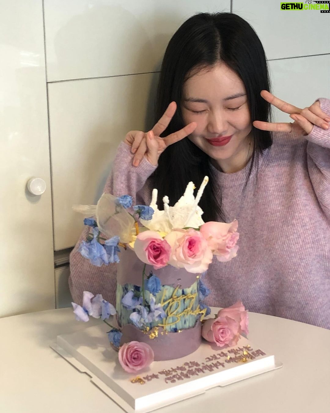 Kim Ye-won Instagram - 어디까지 놀래킬거야 :)💜 조금 늦은 사진이에요. 너무 아름다워서 깜짝 놀란 케이크와 정성어린 마음들이 담긴 선물들, 편지들, 케이스를 빼다가 조금 지워졌지만 ‘별보다 빛나는 오늘, 그보다 빛나는 예원’ 문구도 잘 전달 받았어요. 더욱 그런 사람이 될수 있도록 노력할게~ 늘 곁에 있어주는 나의 따뜻한 사람들 예브리원 많이 사랑하고 고마워요, 🌸💫💜 #20231211 #내사랑예브리원 🎂✨