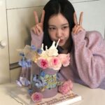 Kim Ye-won Instagram - 어디까지 놀래킬거야 :)💜 조금 늦은 사진이에요. 너무 아름다워서 깜짝 놀란 케이크와 정성어린 마음들이 담긴 선물들, 편지들, 케이스를 빼다가 조금 지워졌지만 ‘별보다 빛나는 오늘, 그보다 빛나는 예원’ 문구도 잘 전달 받았어요. 더욱 그런 사람이 될수 있도록 노력할게~ 늘 곁에 있어주는 나의 따뜻한 사람들 예브리원 많이 사랑하고 고마워요, 🌸💫💜 #20231211 #내사랑예브리원 🎂✨