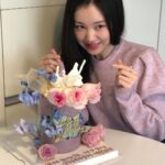Kim Ye-won Instagram - 어디까지 놀래킬거야 :)💜 조금 늦은 사진이에요. 너무 아름다워서 깜짝 놀란 케이크와 정성어린 마음들이 담긴 선물들, 편지들, 케이스를 빼다가 조금 지워졌지만 ‘별보다 빛나는 오늘, 그보다 빛나는 예원’ 문구도 잘 전달 받았어요. 더욱 그런 사람이 될수 있도록 노력할게~ 늘 곁에 있어주는 나의 따뜻한 사람들 예브리원 많이 사랑하고 고마워요, 🌸💫💜 #20231211 #내사랑예브리원 🎂✨