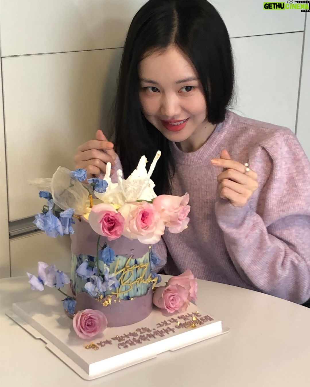 Kim Ye-won Instagram - 어디까지 놀래킬거야 :)💜 조금 늦은 사진이에요. 너무 아름다워서 깜짝 놀란 케이크와 정성어린 마음들이 담긴 선물들, 편지들, 케이스를 빼다가 조금 지워졌지만 ‘별보다 빛나는 오늘, 그보다 빛나는 예원’ 문구도 잘 전달 받았어요. 더욱 그런 사람이 될수 있도록 노력할게~ 늘 곁에 있어주는 나의 따뜻한 사람들 예브리원 많이 사랑하고 고마워요, 🌸💫💜 #20231211 #내사랑예브리원 🎂✨