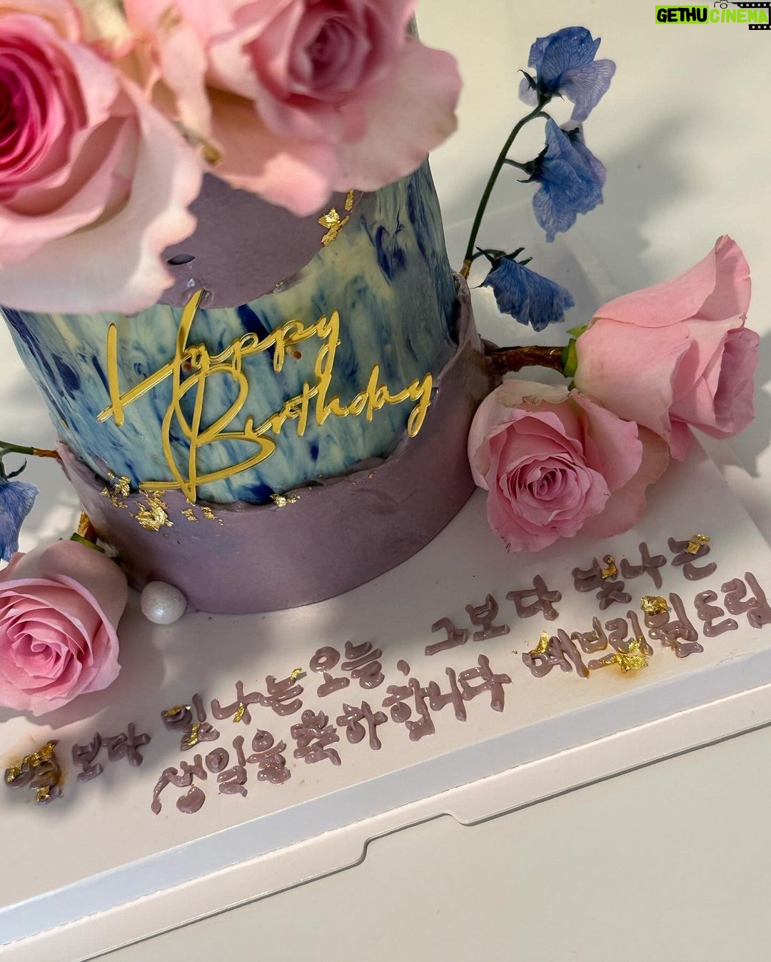 Kim Ye-won Instagram - 어디까지 놀래킬거야 :)💜 조금 늦은 사진이에요. 너무 아름다워서 깜짝 놀란 케이크와 정성어린 마음들이 담긴 선물들, 편지들, 케이스를 빼다가 조금 지워졌지만 ‘별보다 빛나는 오늘, 그보다 빛나는 예원’ 문구도 잘 전달 받았어요. 더욱 그런 사람이 될수 있도록 노력할게~ 늘 곁에 있어주는 나의 따뜻한 사람들 예브리원 많이 사랑하고 고마워요, 🌸💫💜 #20231211 #내사랑예브리원 🎂✨