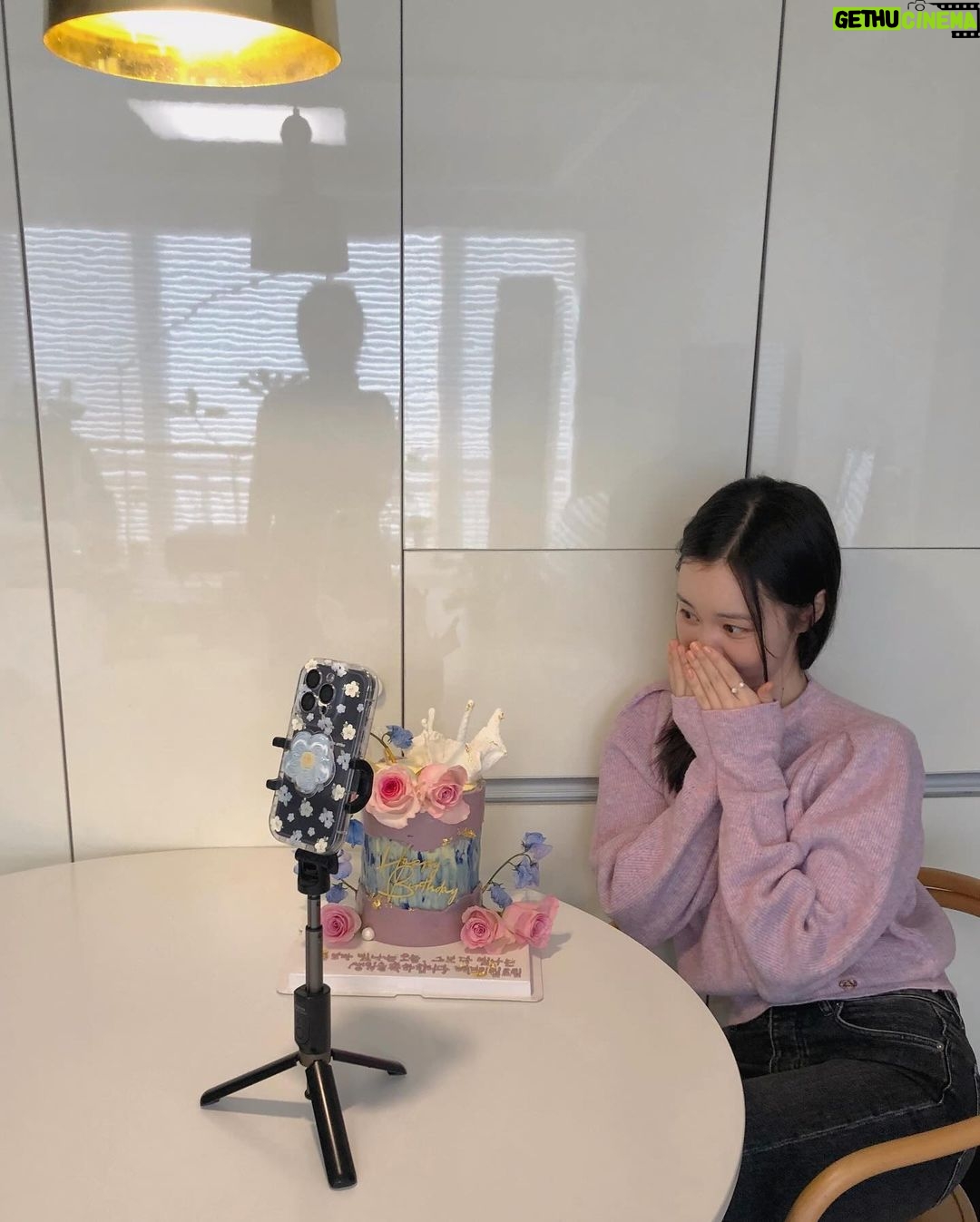 Kim Ye-won Instagram - 어디까지 놀래킬거야 :)💜 조금 늦은 사진이에요. 너무 아름다워서 깜짝 놀란 케이크와 정성어린 마음들이 담긴 선물들, 편지들, 케이스를 빼다가 조금 지워졌지만 ‘별보다 빛나는 오늘, 그보다 빛나는 예원’ 문구도 잘 전달 받았어요. 더욱 그런 사람이 될수 있도록 노력할게~ 늘 곁에 있어주는 나의 따뜻한 사람들 예브리원 많이 사랑하고 고마워요, 🌸💫💜 #20231211 #내사랑예브리원 🎂✨