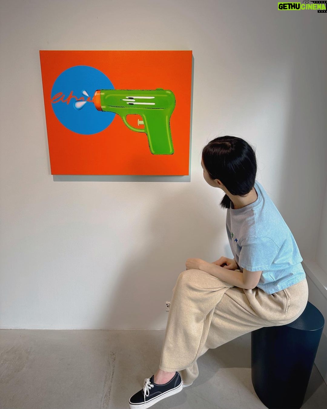 Kim Ye-won Instagram - 빵야 💦🔫 더웠던 여름께 만났던 dadaz 작가님의 귀요운 전시. 이제 내게 올때가 된것 같다 :) 우리 집으로 와서 함께 해줄래💜✨