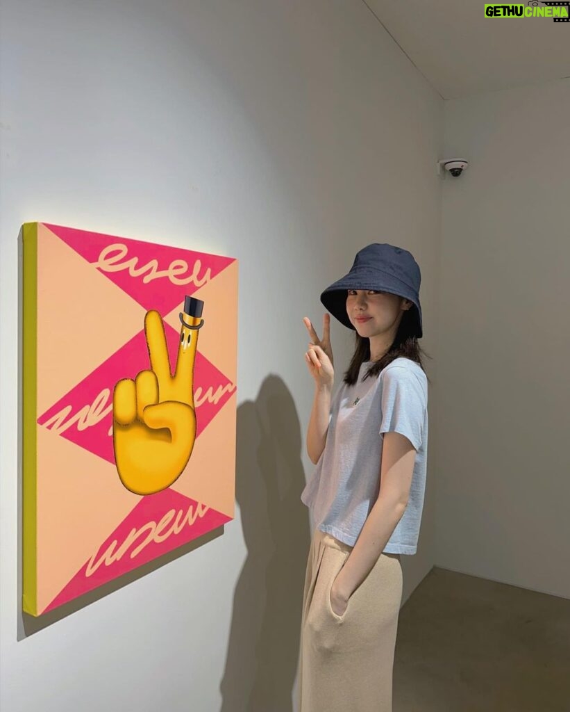 Kim Ye-won Instagram - 빵야 💦🔫 더웠던 여름께 만났던 dadaz 작가님의 귀요운 전시. 이제 내게 올때가 된것 같다 :) 우리 집으로 와서 함께 해줄래💜✨