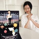 Kim Ye-won Instagram - 나랑 닮았어 ? 크크 부족했는데 너무 많은 사랑과 응원을 줘서 이만~큼🙆🏻‍♀️ 큰힘으로 끝까지 올수 있었어요. 정말 진심으로 고맙구 공연이 끝날때마다 전해주던 참 예쁜 마음들, 우리의 만남 오래 기억할게. 많이 사랑합니다, 나의 예브리원💕💜 그리고 예원제이에게 보내주신 너무 감동스러운 모든 마음, 사진에 담지 못한 선물과 편지들도 빠짐없이 다 읽었어요. 정성과 의미를 가득담은 관객분들의 편지들을 읽을 때마다 이토록보통의를, 제이를, 은기를 얼마나 깊고 소중히 지켜봐주고 계시는지 온전히 느꼈고 너무 따뜻했습니다. 오래도록 소중히 품고 있을게요. :) 너무너무 감사드립니다, 관객여러분🙏🏻💕 #보내는법아직몰라요😢 뮤지컬 #이토록보통의 #normal_like_this #사랑해제이야 👩🏻‍🚀💫🥖🐋💜
