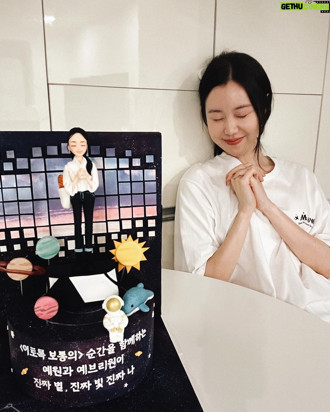 Kim Ye-won Instagram - 나랑 닮았어 ? 크크 부족했는데 너무 많은 사랑과 응원을 줘서 이만~큼🙆🏻♀️ 큰힘으로 끝까지 올수 있었어요. 정말 진심으로 고맙구 공연이 끝날때마다 전해주던 참 예쁜 마음들, 우리의 만남 오래 기억할게. 많이 사랑합니다, 나의 예브리원💕💜 그리고 예원제이에게 보내주신 너무 감동스러운 모든 마음, 사진에 담지 못한 선물과 편지들도 빠짐없이 다 읽었어요. 정성과 의미를 가득담은 관객분들의 편지들을 읽을 때마다 이토록보통의를, 제이를, 은기를 얼마나 깊고 소중히 지켜봐주고 계시는지 온전히 느꼈고 너무 따뜻했습니다. 오래도록 소중히 품고 있을게요. :) 너무너무 감사드립니다, 관객여러분🙏🏻💕 #보내는법아직몰라요😢 뮤지컬 #이토록보통의 #normal_like_this #사랑해제이야 👩🏻🚀💫🥖🐋💜