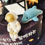 Kim Ye-won Instagram - 나랑 닮았어 ? 크크 부족했는데 너무 많은 사랑과 응원을 줘서 이만~큼🙆🏻‍♀️ 큰힘으로 끝까지 올수 있었어요. 정말 진심으로 고맙구 공연이 끝날때마다 전해주던 참 예쁜 마음들, 우리의 만남 오래 기억할게. 많이 사랑합니다, 나의 예브리원💕💜 그리고 예원제이에게 보내주신 너무 감동스러운 모든 마음, 사진에 담지 못한 선물과 편지들도 빠짐없이 다 읽었어요. 정성과 의미를 가득담은 관객분들의 편지들을 읽을 때마다 이토록보통의를, 제이를, 은기를 얼마나 깊고 소중히 지켜봐주고 계시는지 온전히 느꼈고 너무 따뜻했습니다. 오래도록 소중히 품고 있을게요. :) 너무너무 감사드립니다, 관객여러분🙏🏻💕 #보내는법아직몰라요😢 뮤지컬 #이토록보통의 #normal_like_this #사랑해제이야 👩🏻‍🚀💫🥖🐋💜
