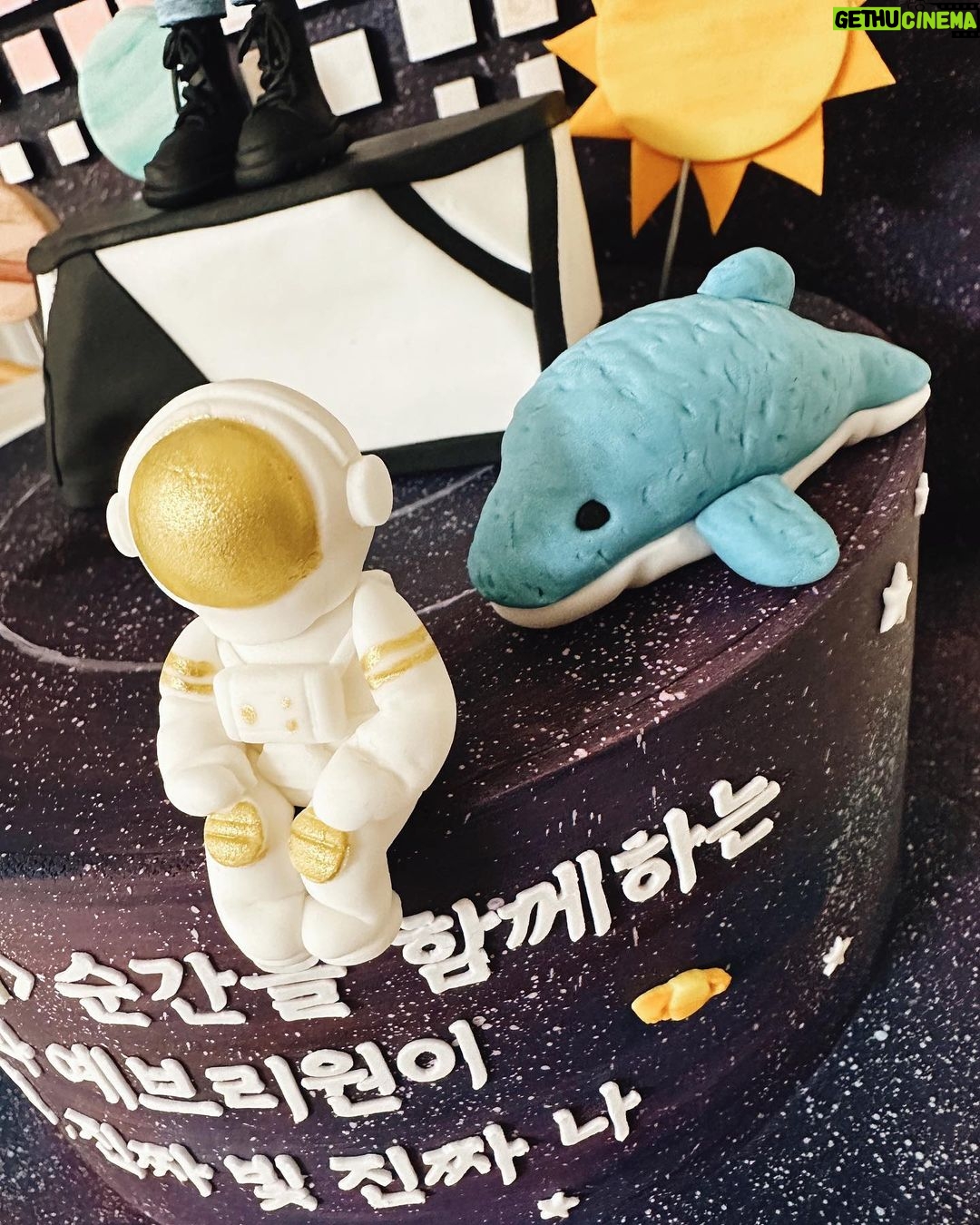 Kim Ye-won Instagram - 나랑 닮았어 ? 크크 부족했는데 너무 많은 사랑과 응원을 줘서 이만~큼🙆🏻♀️ 큰힘으로 끝까지 올수 있었어요. 정말 진심으로 고맙구 공연이 끝날때마다 전해주던 참 예쁜 마음들, 우리의 만남 오래 기억할게. 많이 사랑합니다, 나의 예브리원💕💜 그리고 예원제이에게 보내주신 너무 감동스러운 모든 마음, 사진에 담지 못한 선물과 편지들도 빠짐없이 다 읽었어요. 정성과 의미를 가득담은 관객분들의 편지들을 읽을 때마다 이토록보통의를, 제이를, 은기를 얼마나 깊고 소중히 지켜봐주고 계시는지 온전히 느꼈고 너무 따뜻했습니다. 오래도록 소중히 품고 있을게요. :) 너무너무 감사드립니다, 관객여러분🙏🏻💕 #보내는법아직몰라요😢 뮤지컬 #이토록보통의 #normal_like_this #사랑해제이야 👩🏻🚀💫🥖🐋💜