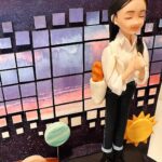 Kim Ye-won Instagram - 나랑 닮았어 ? 크크 부족했는데 너무 많은 사랑과 응원을 줘서 이만~큼🙆🏻‍♀️ 큰힘으로 끝까지 올수 있었어요. 정말 진심으로 고맙구 공연이 끝날때마다 전해주던 참 예쁜 마음들, 우리의 만남 오래 기억할게. 많이 사랑합니다, 나의 예브리원💕💜 그리고 예원제이에게 보내주신 너무 감동스러운 모든 마음, 사진에 담지 못한 선물과 편지들도 빠짐없이 다 읽었어요. 정성과 의미를 가득담은 관객분들의 편지들을 읽을 때마다 이토록보통의를, 제이를, 은기를 얼마나 깊고 소중히 지켜봐주고 계시는지 온전히 느꼈고 너무 따뜻했습니다. 오래도록 소중히 품고 있을게요. :) 너무너무 감사드립니다, 관객여러분🙏🏻💕 #보내는법아직몰라요😢 뮤지컬 #이토록보통의 #normal_like_this #사랑해제이야 👩🏻‍🚀💫🥖🐋💜