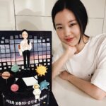 Kim Ye-won Instagram - 나랑 닮았어 ? 크크 부족했는데 너무 많은 사랑과 응원을 줘서 이만~큼🙆🏻‍♀️ 큰힘으로 끝까지 올수 있었어요. 정말 진심으로 고맙구 공연이 끝날때마다 전해주던 참 예쁜 마음들, 우리의 만남 오래 기억할게. 많이 사랑합니다, 나의 예브리원💕💜 그리고 예원제이에게 보내주신 너무 감동스러운 모든 마음, 사진에 담지 못한 선물과 편지들도 빠짐없이 다 읽었어요. 정성과 의미를 가득담은 관객분들의 편지들을 읽을 때마다 이토록보통의를, 제이를, 은기를 얼마나 깊고 소중히 지켜봐주고 계시는지 온전히 느꼈고 너무 따뜻했습니다. 오래도록 소중히 품고 있을게요. :) 너무너무 감사드립니다, 관객여러분🙏🏻💕 #보내는법아직몰라요😢 뮤지컬 #이토록보통의 #normal_like_this #사랑해제이야 👩🏻‍🚀💫🥖🐋💜