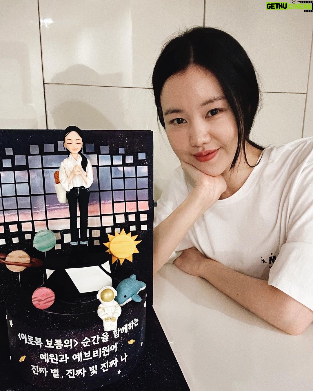 Kim Ye-won Instagram - 나랑 닮았어 ? 크크 부족했는데 너무 많은 사랑과 응원을 줘서 이만~큼🙆🏻♀️ 큰힘으로 끝까지 올수 있었어요. 정말 진심으로 고맙구 공연이 끝날때마다 전해주던 참 예쁜 마음들, 우리의 만남 오래 기억할게. 많이 사랑합니다, 나의 예브리원💕💜 그리고 예원제이에게 보내주신 너무 감동스러운 모든 마음, 사진에 담지 못한 선물과 편지들도 빠짐없이 다 읽었어요. 정성과 의미를 가득담은 관객분들의 편지들을 읽을 때마다 이토록보통의를, 제이를, 은기를 얼마나 깊고 소중히 지켜봐주고 계시는지 온전히 느꼈고 너무 따뜻했습니다. 오래도록 소중히 품고 있을게요. :) 너무너무 감사드립니다, 관객여러분🙏🏻💕 #보내는법아직몰라요😢 뮤지컬 #이토록보통의 #normal_like_this #사랑해제이야 👩🏻🚀💫🥖🐋💜