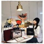 Kim Ye-won Instagram - 나랑 닮았어 ? 크크 부족했는데 너무 많은 사랑과 응원을 줘서 이만~큼🙆🏻‍♀️ 큰힘으로 끝까지 올수 있었어요. 정말 진심으로 고맙구 공연이 끝날때마다 전해주던 참 예쁜 마음들, 우리의 만남 오래 기억할게. 많이 사랑합니다, 나의 예브리원💕💜 그리고 예원제이에게 보내주신 너무 감동스러운 모든 마음, 사진에 담지 못한 선물과 편지들도 빠짐없이 다 읽었어요. 정성과 의미를 가득담은 관객분들의 편지들을 읽을 때마다 이토록보통의를, 제이를, 은기를 얼마나 깊고 소중히 지켜봐주고 계시는지 온전히 느꼈고 너무 따뜻했습니다. 오래도록 소중히 품고 있을게요. :) 너무너무 감사드립니다, 관객여러분🙏🏻💕 #보내는법아직몰라요😢 뮤지컬 #이토록보통의 #normal_like_this #사랑해제이야 👩🏻‍🚀💫🥖🐋💜