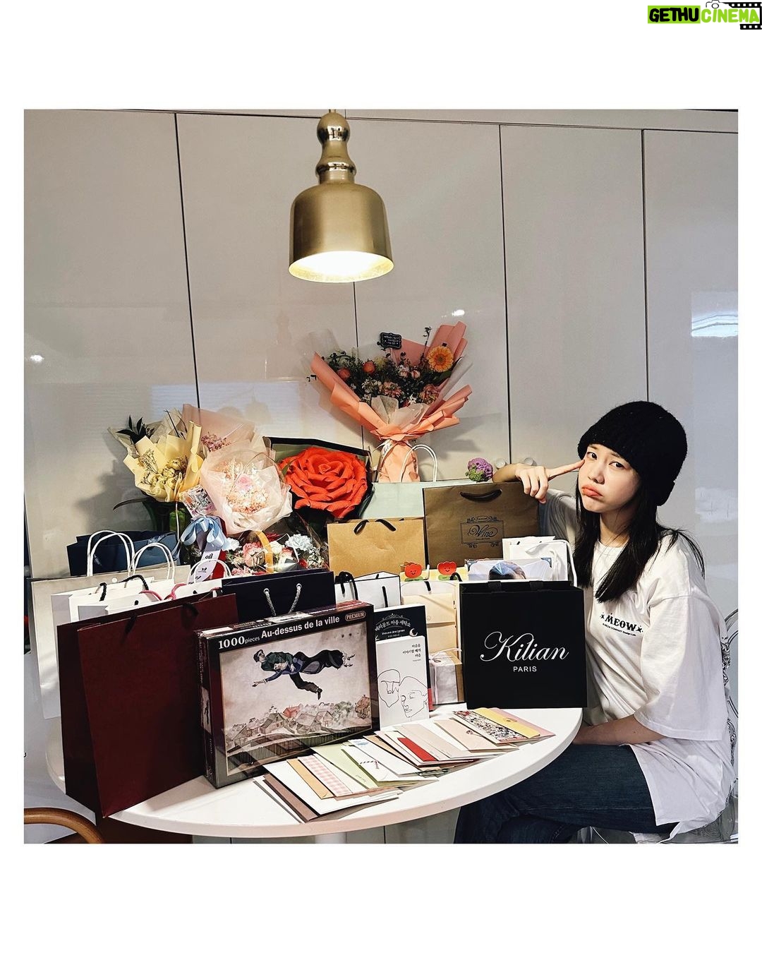 Kim Ye-won Instagram - 나랑 닮았어 ? 크크 부족했는데 너무 많은 사랑과 응원을 줘서 이만~큼🙆🏻♀️ 큰힘으로 끝까지 올수 있었어요. 정말 진심으로 고맙구 공연이 끝날때마다 전해주던 참 예쁜 마음들, 우리의 만남 오래 기억할게. 많이 사랑합니다, 나의 예브리원💕💜 그리고 예원제이에게 보내주신 너무 감동스러운 모든 마음, 사진에 담지 못한 선물과 편지들도 빠짐없이 다 읽었어요. 정성과 의미를 가득담은 관객분들의 편지들을 읽을 때마다 이토록보통의를, 제이를, 은기를 얼마나 깊고 소중히 지켜봐주고 계시는지 온전히 느꼈고 너무 따뜻했습니다. 오래도록 소중히 품고 있을게요. :) 너무너무 감사드립니다, 관객여러분🙏🏻💕 #보내는법아직몰라요😢 뮤지컬 #이토록보통의 #normal_like_this #사랑해제이야 👩🏻🚀💫🥖🐋💜