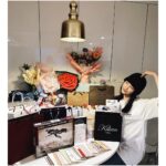 Kim Ye-won Instagram - 나랑 닮았어 ? 크크 부족했는데 너무 많은 사랑과 응원을 줘서 이만~큼🙆🏻‍♀️ 큰힘으로 끝까지 올수 있었어요. 정말 진심으로 고맙구 공연이 끝날때마다 전해주던 참 예쁜 마음들, 우리의 만남 오래 기억할게. 많이 사랑합니다, 나의 예브리원💕💜 그리고 예원제이에게 보내주신 너무 감동스러운 모든 마음, 사진에 담지 못한 선물과 편지들도 빠짐없이 다 읽었어요. 정성과 의미를 가득담은 관객분들의 편지들을 읽을 때마다 이토록보통의를, 제이를, 은기를 얼마나 깊고 소중히 지켜봐주고 계시는지 온전히 느꼈고 너무 따뜻했습니다. 오래도록 소중히 품고 있을게요. :) 너무너무 감사드립니다, 관객여러분🙏🏻💕 #보내는법아직몰라요😢 뮤지컬 #이토록보통의 #normal_like_this #사랑해제이야 👩🏻‍🚀💫🥖🐋💜