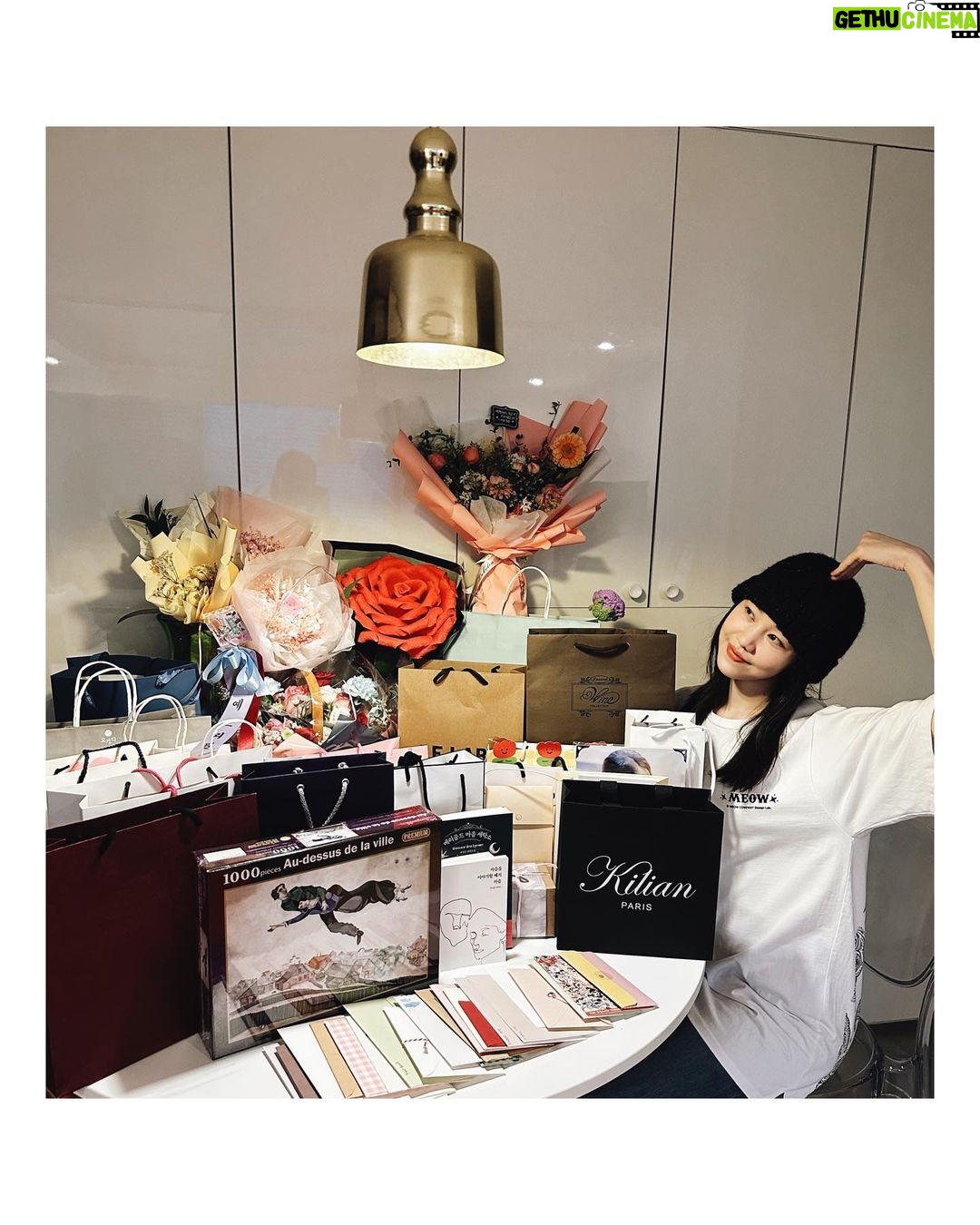 Kim Ye-won Instagram - 나랑 닮았어 ? 크크 부족했는데 너무 많은 사랑과 응원을 줘서 이만~큼🙆🏻♀️ 큰힘으로 끝까지 올수 있었어요. 정말 진심으로 고맙구 공연이 끝날때마다 전해주던 참 예쁜 마음들, 우리의 만남 오래 기억할게. 많이 사랑합니다, 나의 예브리원💕💜 그리고 예원제이에게 보내주신 너무 감동스러운 모든 마음, 사진에 담지 못한 선물과 편지들도 빠짐없이 다 읽었어요. 정성과 의미를 가득담은 관객분들의 편지들을 읽을 때마다 이토록보통의를, 제이를, 은기를 얼마나 깊고 소중히 지켜봐주고 계시는지 온전히 느꼈고 너무 따뜻했습니다. 오래도록 소중히 품고 있을게요. :) 너무너무 감사드립니다, 관객여러분🙏🏻💕 #보내는법아직몰라요😢 뮤지컬 #이토록보통의 #normal_like_this #사랑해제이야 👩🏻🚀💫🥖🐋💜