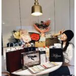 Kim Ye-won Instagram - 나랑 닮았어 ? 크크 부족했는데 너무 많은 사랑과 응원을 줘서 이만~큼🙆🏻‍♀️ 큰힘으로 끝까지 올수 있었어요. 정말 진심으로 고맙구 공연이 끝날때마다 전해주던 참 예쁜 마음들, 우리의 만남 오래 기억할게. 많이 사랑합니다, 나의 예브리원💕💜 그리고 예원제이에게 보내주신 너무 감동스러운 모든 마음, 사진에 담지 못한 선물과 편지들도 빠짐없이 다 읽었어요. 정성과 의미를 가득담은 관객분들의 편지들을 읽을 때마다 이토록보통의를, 제이를, 은기를 얼마나 깊고 소중히 지켜봐주고 계시는지 온전히 느꼈고 너무 따뜻했습니다. 오래도록 소중히 품고 있을게요. :) 너무너무 감사드립니다, 관객여러분🙏🏻💕 #보내는법아직몰라요😢 뮤지컬 #이토록보통의 #normal_like_this #사랑해제이야 👩🏻‍🚀💫🥖🐋💜