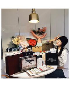 Kim Ye-won Instagram - 나랑 닮았어 ? 크크 부족했는데 너무 많은 사랑과 응원을 줘서 이만~큼🙆🏻‍♀️ 큰힘으로 끝까지 올수 있었어요. 정말 진심으로 고맙구 공연이 끝날때마다 전해주던 참 예쁜 마음들, 우리의 만남 오래 기억할게. 많이 사랑합니다, 나의 예브리원💕💜 그리고 예원제이에게 보내주신 너무 감동스러운 모든 마음, 사진에 담지 못한 선물과 편지들도 빠짐없이 다 읽었어요. 정성과 의미를 가득담은 관객분들의 편지들을 읽을 때마다 이토록보통의를, 제이를, 은기를 얼마나 깊고 소중히 지켜봐주고 계시는지 온전히 느꼈고 너무 따뜻했습니다. 오래도록 소중히 품고 있을게요. :) 너무너무 감사드립니다, 관객여러분🙏🏻💕 #보내는법아직몰라요😢 뮤지컬 #이토록보통의 #normal_like_this #사랑해제이야 👩🏻‍🚀💫🥖🐋💜