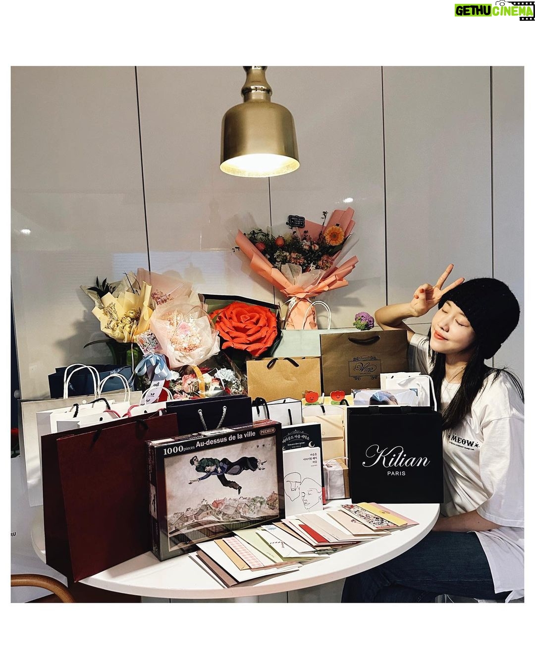 Kim Ye-won Instagram - 나랑 닮았어 ? 크크 부족했는데 너무 많은 사랑과 응원을 줘서 이만~큼🙆🏻♀️ 큰힘으로 끝까지 올수 있었어요. 정말 진심으로 고맙구 공연이 끝날때마다 전해주던 참 예쁜 마음들, 우리의 만남 오래 기억할게. 많이 사랑합니다, 나의 예브리원💕💜 그리고 예원제이에게 보내주신 너무 감동스러운 모든 마음, 사진에 담지 못한 선물과 편지들도 빠짐없이 다 읽었어요. 정성과 의미를 가득담은 관객분들의 편지들을 읽을 때마다 이토록보통의를, 제이를, 은기를 얼마나 깊고 소중히 지켜봐주고 계시는지 온전히 느꼈고 너무 따뜻했습니다. 오래도록 소중히 품고 있을게요. :) 너무너무 감사드립니다, 관객여러분🙏🏻💕 #보내는법아직몰라요😢 뮤지컬 #이토록보통의 #normal_like_this #사랑해제이야 👩🏻🚀💫🥖🐋💜