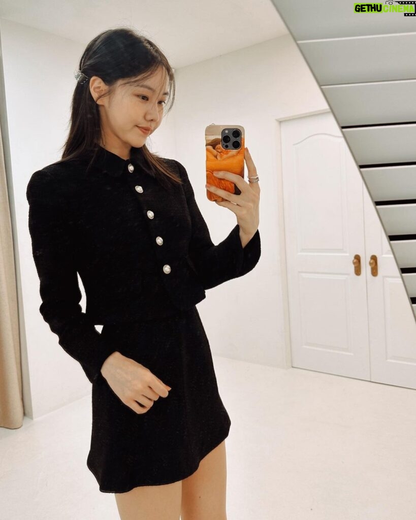 Kim Ye-won Instagram - 🧏🏻‍♀🖤