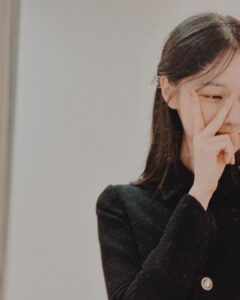 Kim Ye-won Instagram - 🧏🏻‍♀️🖤